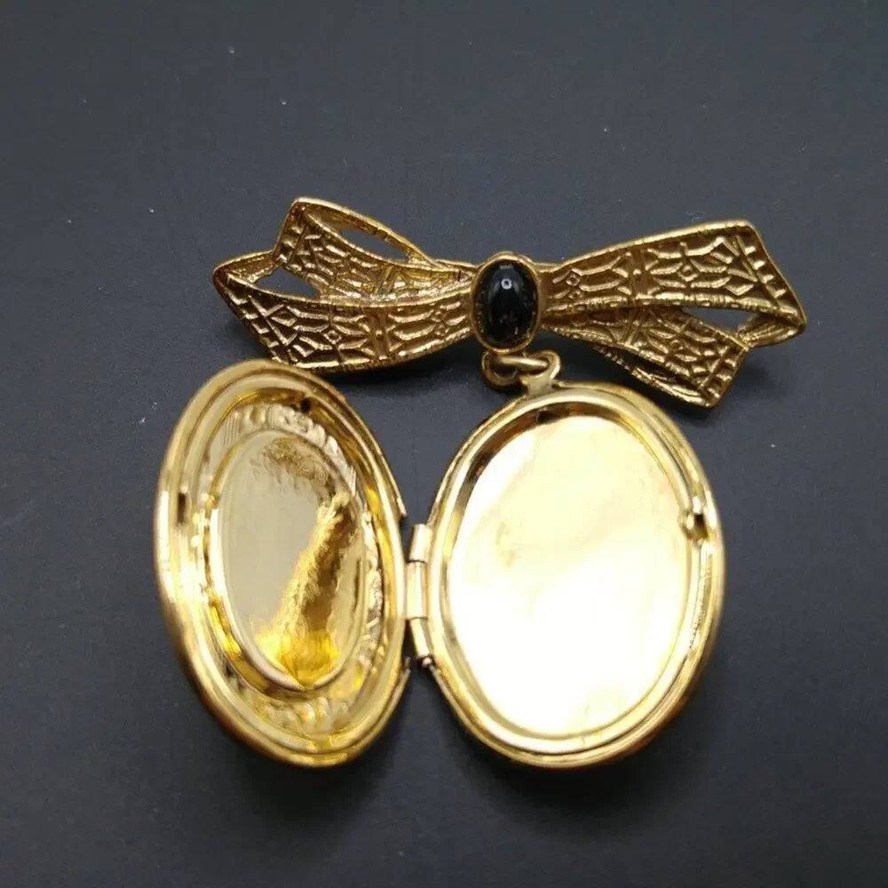 1928 Company Vintage Locket Brooch, Floral Cabochon, Photos 1
